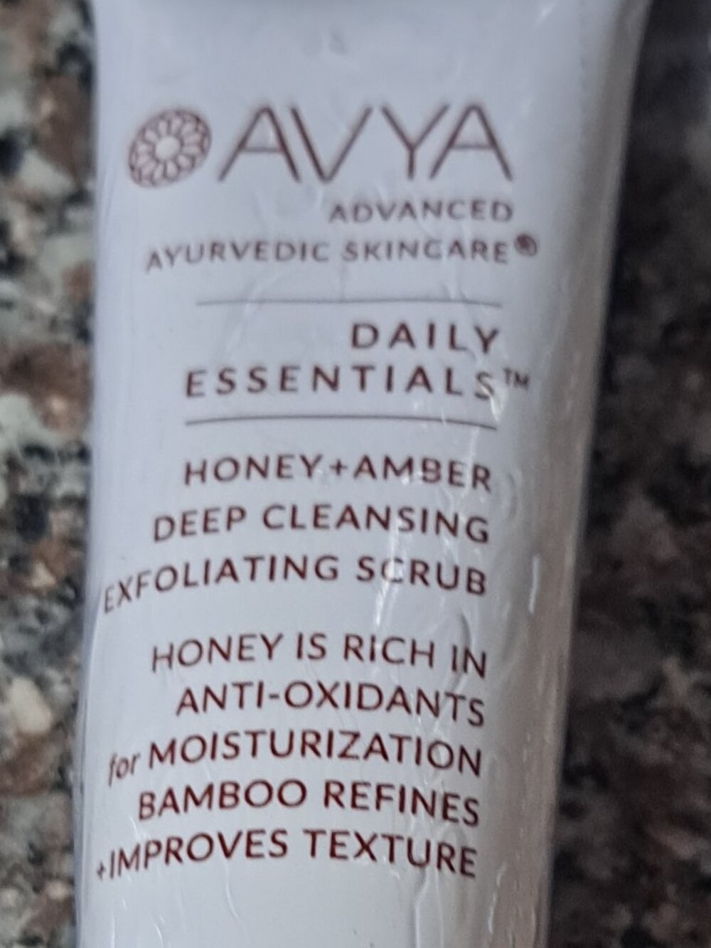 AVYA ADVANCED SKINCARE DAILY ESSENTIALS HONEY + AMBER DEEP CLEANSING SCRUB